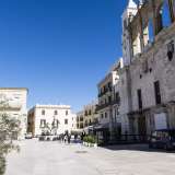 A dominare la piazza � il magnifico Palazzo del Sedile dal XV al XIX secolo sede del governo cittadino. L�edificio � oggi chiuso al pubblico essendo per la gran parte di propriet� privata e si presenta con vari rimaneggiamenti dovuti al devastante incendio che lo colp� nel 1602. Sul campanile fa bella mostra di s� uno dei sette orologi da torre della citt�